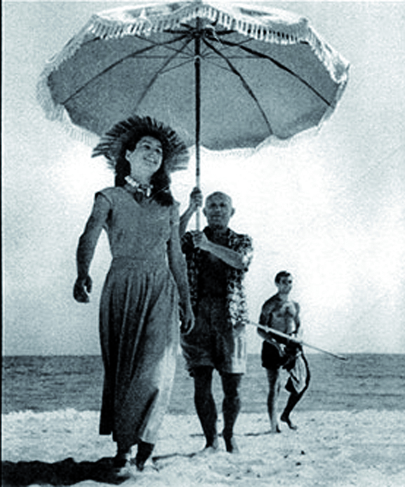 Pablo Picasso, Françoise Gilot y Javier Vilató, sobrino de Picasso. Habituales de la Playa del Muerto. 1948, Golfe-Juan